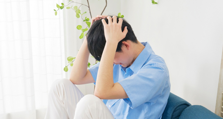 頭を抱える男性