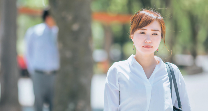 ストーカーされている女性